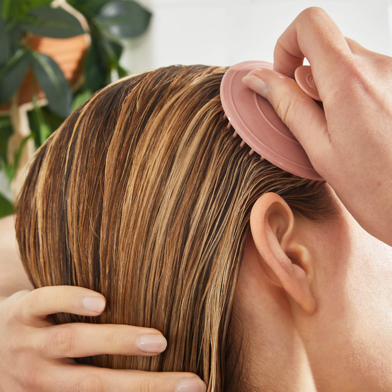 60633-62064-HairScalpOil_Exfoliator-Model-Cleanse-8-1280x1280px.jpg