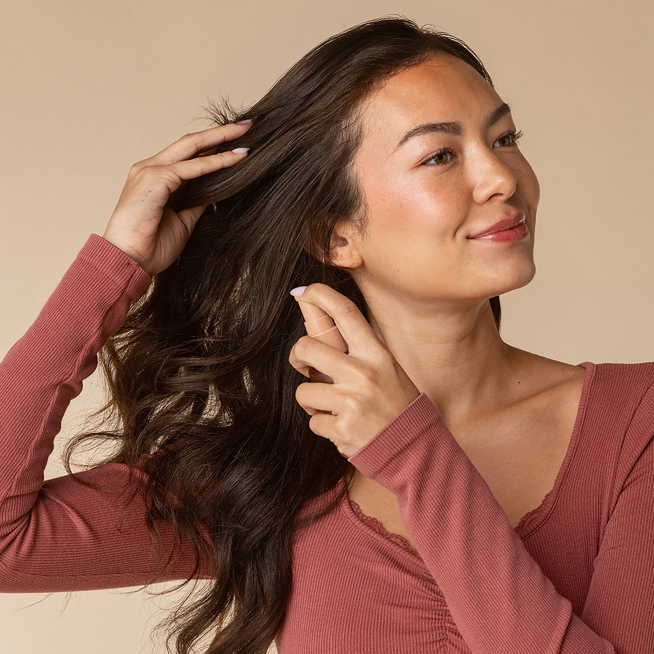 69858-AmberShores-HairPerfume-Fragrance_model.jpg